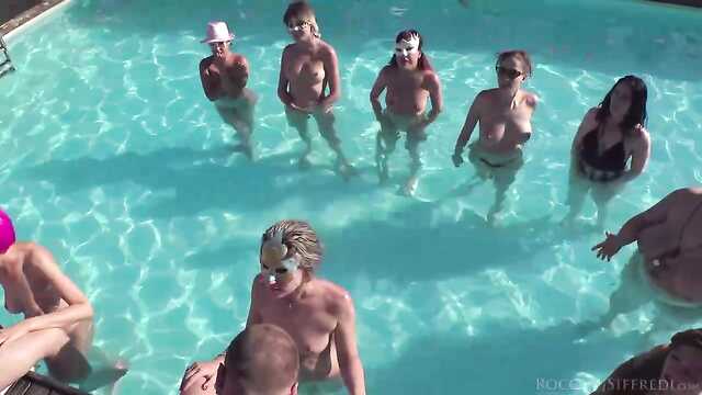 Loca orgía de disfraces en la piscina