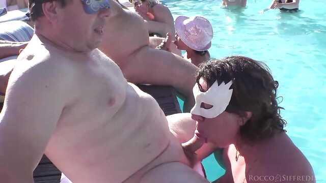 Loca orgía de disfraces en la piscina