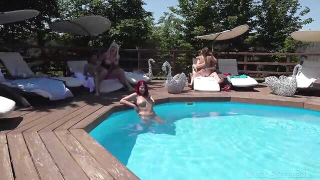 Namiętna uliczna orgia z cyckami piękności