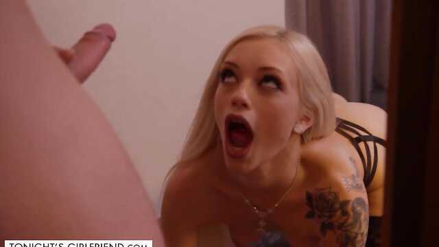 Facet smaży wytatuowaną blondynkę w pończochach na kanapie