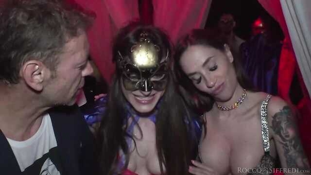 Грудастые Телки Ведут Жаркую Оргию.