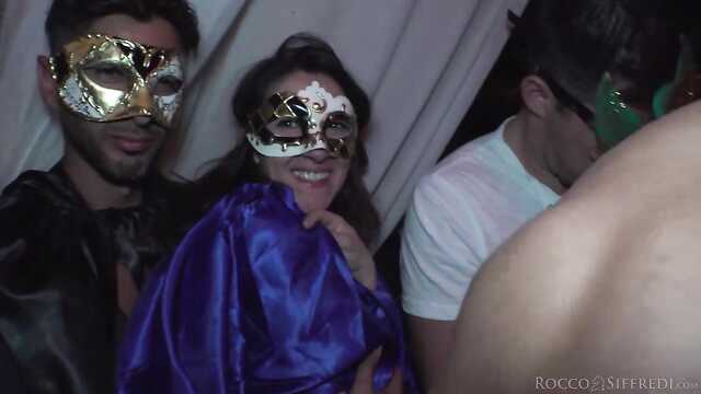 Грудастые Телки Ведут Жаркую Оргию.