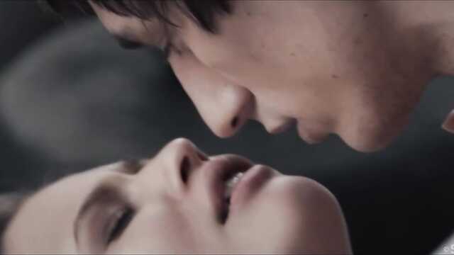 Ciemnowłosa obudziła faceta i cieszyła się porannym seksem