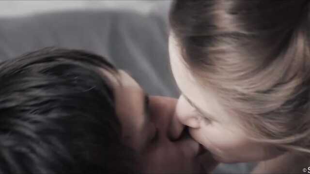 Ciemnowłosa obudziła faceta i cieszyła się porannym seksem