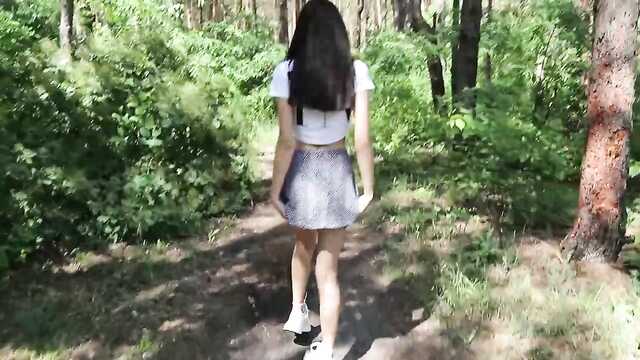 Красотка сосёт: дерзкий поцелуй с бойфрендом в лесу!