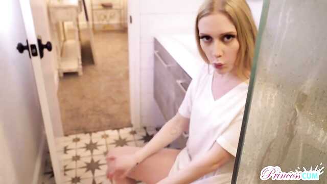 Blonde chick divorced boyfriend for sex during yoga