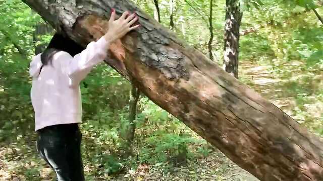 Schluckte Sperma nach einem geschickten blowjob im Wald