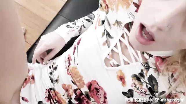Um homem ajudou uma gracinha excitada a ter um orgasmo