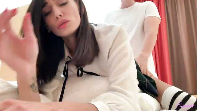 Очкастая студентка занимается сексом, когда родители вне дома.