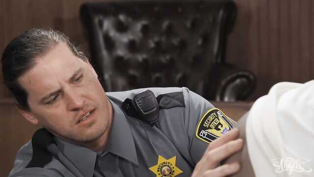 Strażnik sądu gapi się na palącą tranny prawnika w dupę