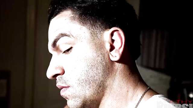 Młody piecze dojrzałe busty blondynka w kuchni