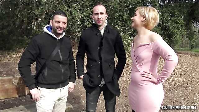 Pulchna Francuzka pieprzy się w dwie dziurki na raz