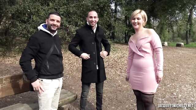 Pulchna Francuzka pieprzy się w dwie dziurki na raz