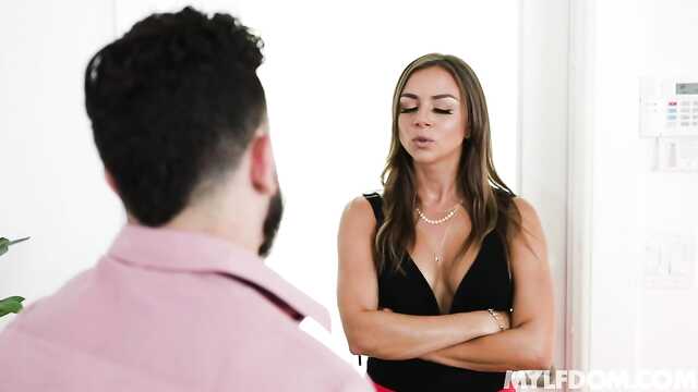 Muskularny student pieprzy luksusową Latynos na łóżku