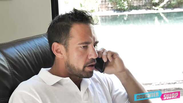 Hombres maduros en pareja follando jóvenes novias