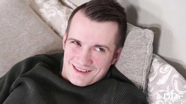 Горничная с молодчиком в постели.