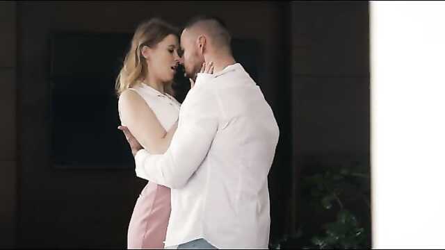 Wieczorne ruchanie na krześle z muskularnym przystojniakiem