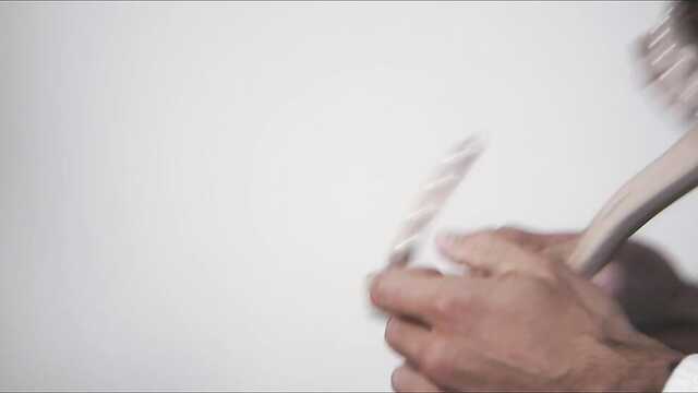 Wieczorne ruchanie na krześle z muskularnym przystojniakiem