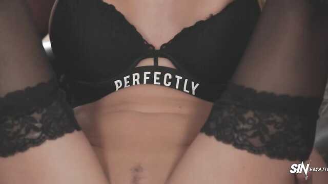 Ich habe meinen BH nicht abgenommen, aber ich habe eine doppelte Penetration erhalten