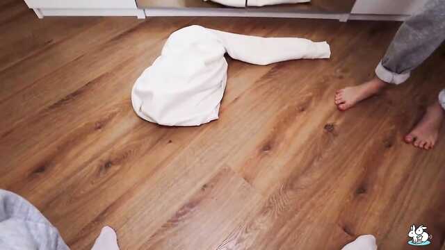 Тонкая русская девушка танцует необычно.