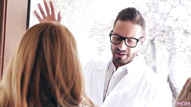 Анальное лечение: доктор смахивает боли милфы.