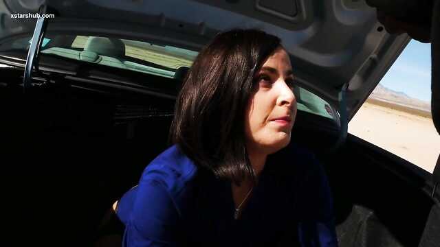 Milf ist damit einverstanden, für einen solchen Schwanz gefangen zu sein