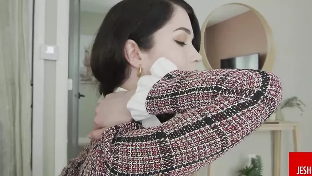 Мен жеке кастингке шұлық пен корсет кидім