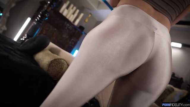 Анал і піссінг для сисястой фітоняшки