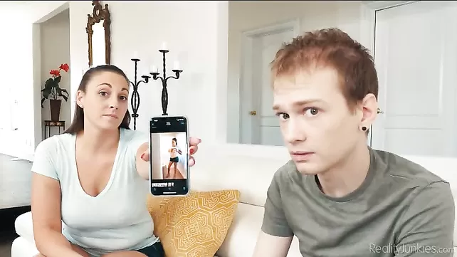 Obligado marido cuckold para filmar sexo con su hijastro