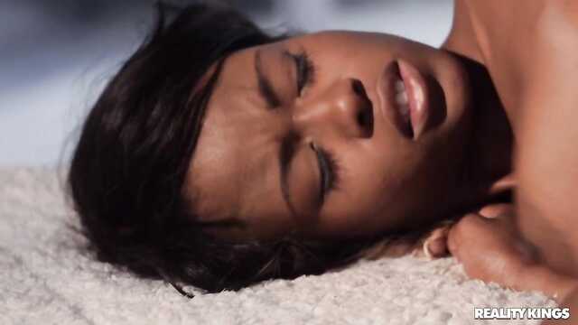 Черная девушка: страсть к белому члену.