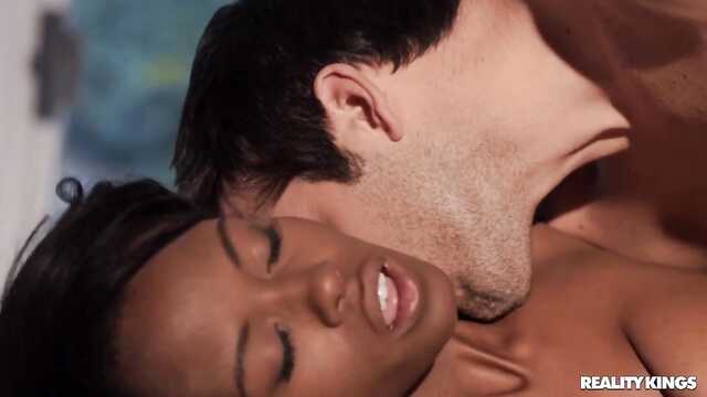 Черная девушка: страсть к белому члену.