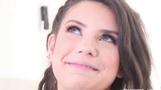 Хиппи искусна в групповой танцевальной рутине.