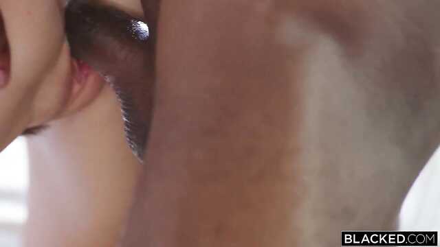 Чёрный сюрприз в белой заднице