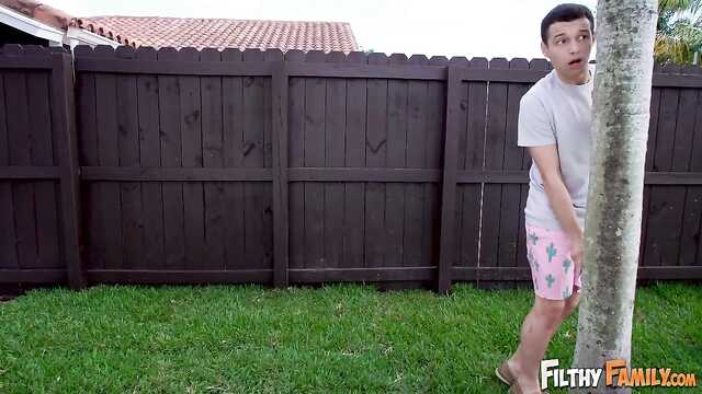 Двое женщин: мама и дочка расписывают соседа.