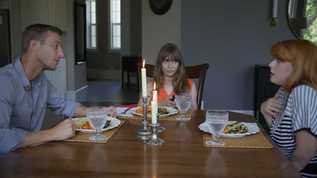 Pelirroja en la fiesta se la follan justo en la mesa