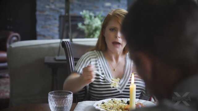 Pelirroja en la fiesta se la follan justo en la mesa