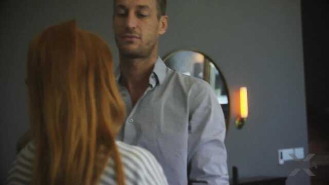 Pelirroja en la fiesta se la follan justo en la mesa