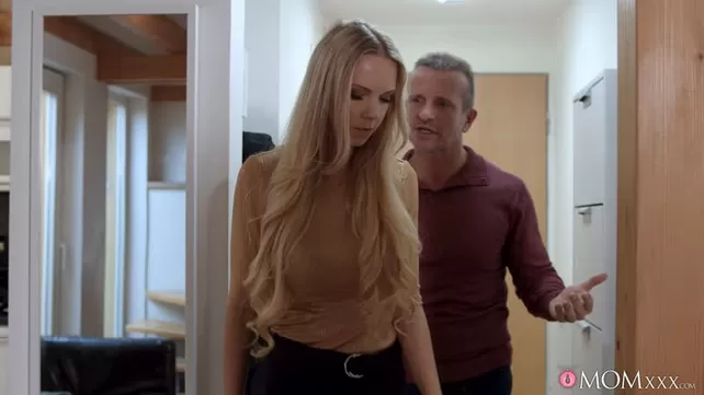 Әйелі аққұбалар шыдайды минетом және құмарлық секс