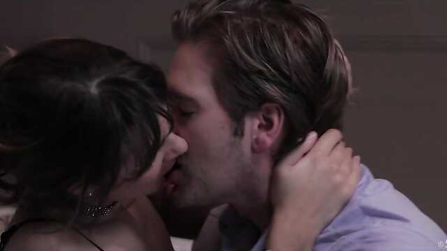 El marido rápido no tuvo tiempo de desnudar a su esposa, pero ya lo plantó