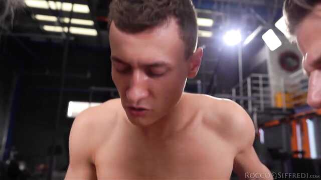 3 Спортсмена Тянут телочку во Время Тренировки