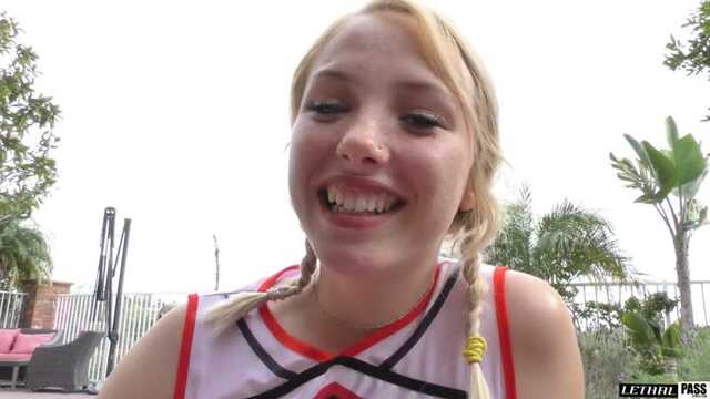 Гольфы студентки придадут больше свободы.