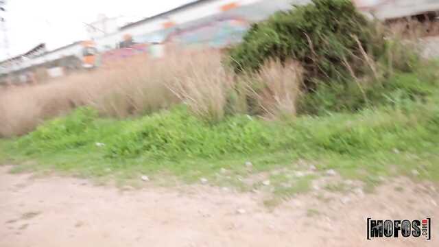 Sesja zdjęciowa szatynki skończyła seks na kamery