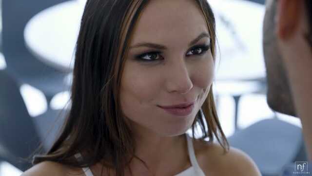 Жена усиливает эрекцию стриптизом перед сексом