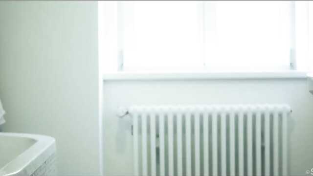 Русская брюнетка нежно привлекательна.