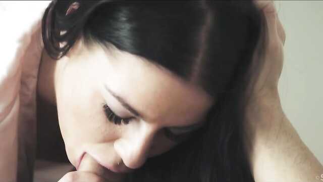 Русская брюнетка нежно привлекательна.