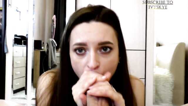 Rosyjska obciągarka tak ssie, że połyka spermę