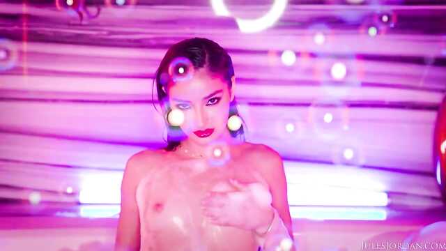 Obwohl das Küken glamourös ist, aber es wird hart gefickt