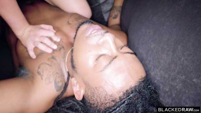 Блондинка изменилась после её впервые оргазма.