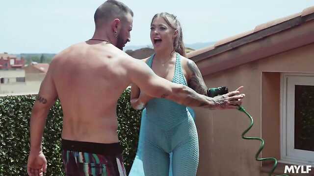 Жаттықтырушы сисястой спортшыға жаңа позаны көрсетті