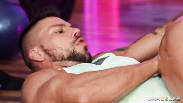 Titted Sportlerin hat den Trainer gefickt und masturbiert